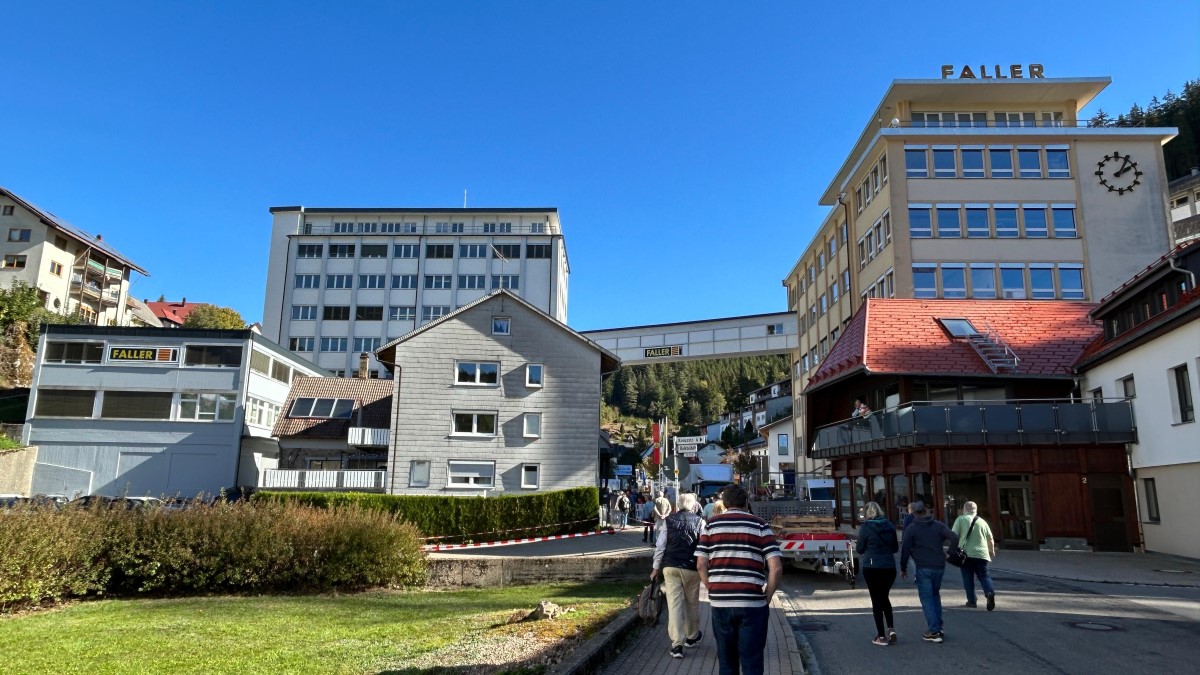 Das Werk von Faller in Gütenbach mit dem markanten Gebäude auf der rechten Seite.