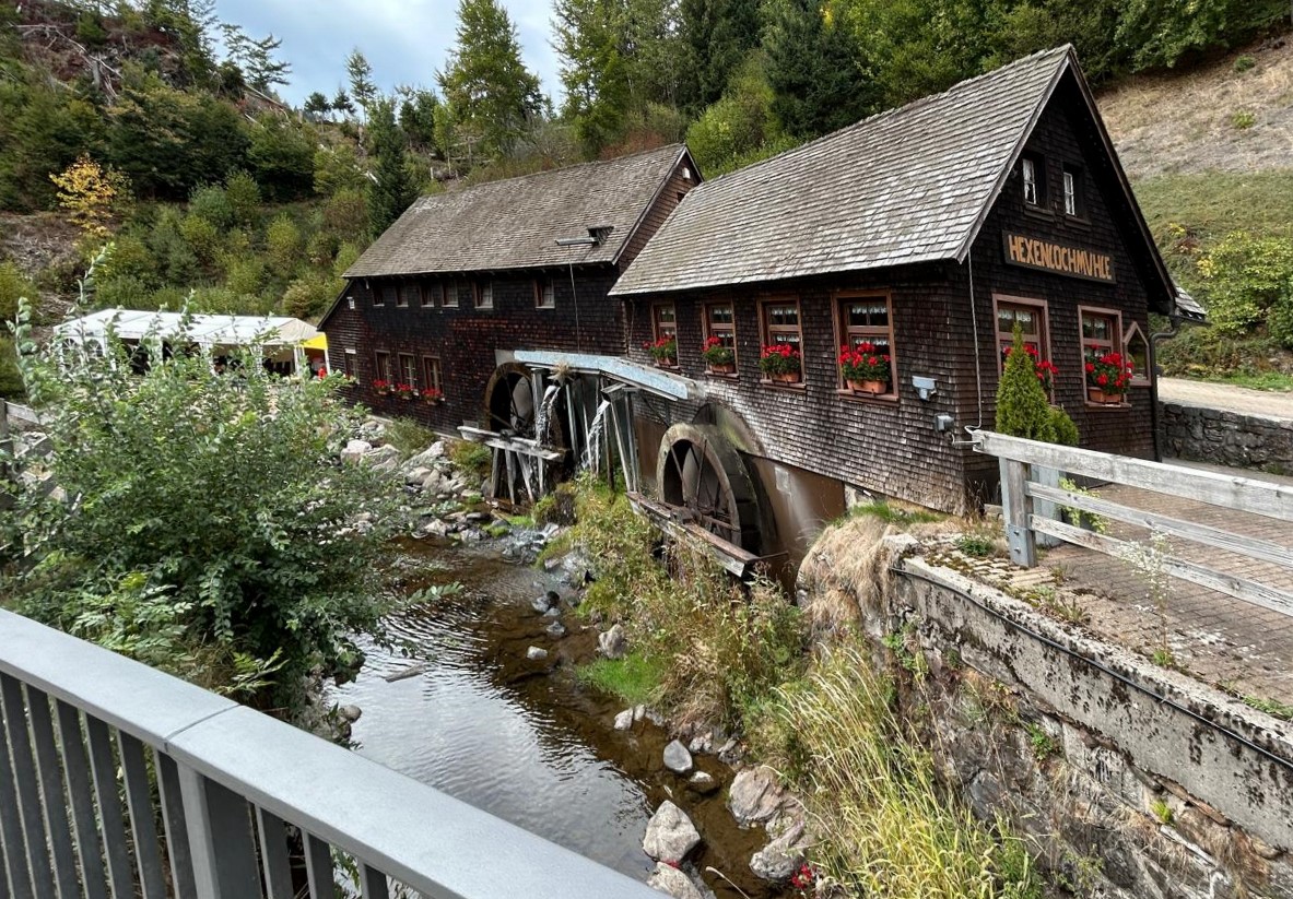 Die erste Anlaufstation war das Cafe und das Restaurant Hexenmühle. Typische Häuser für den Schwarzwald.