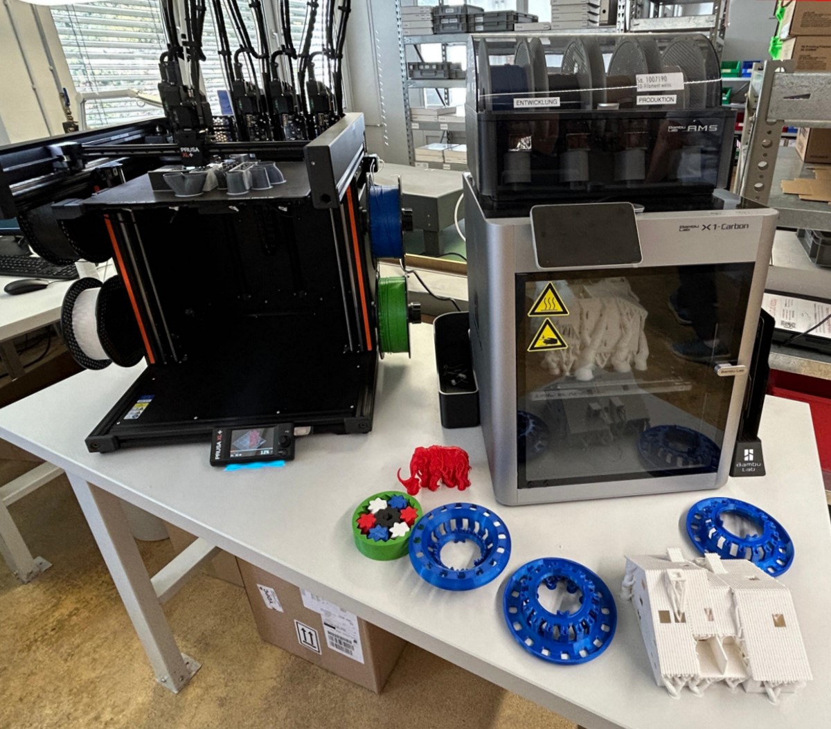 Im Werk von FALLER selbst wurden 3D Drucker präsentiert. Ob nun auch POLA Häuser hier in Zukunft gedruckt werden ist fraglich. Die 3D Drucker können jedoch für POLA Ersatzteile wie Dachrinnen, Dachfirste, Anbauteile, Fensterläden, Kamine oder Blumenkästen herangezogen werden. Denn diese Teile verschleißen am schnellsten bei den POLA Häusern im Freiland.