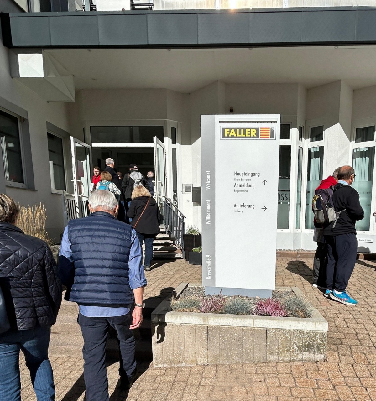 Der Haupteingang bei Faller in Gütenbach mit Besuchern zum Jubiläumsfest.