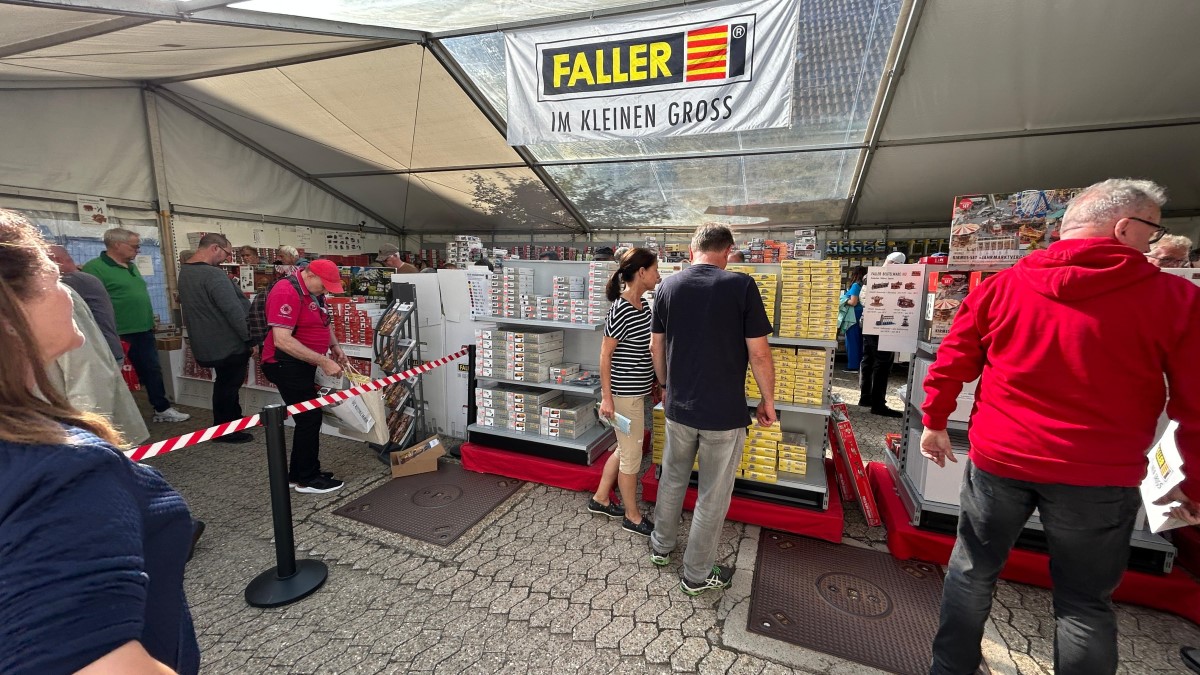 Im Werk von FALLER selbst wurden 3D Drucker präsentiert. Ob nun auch POLA Häuser hier in Zukunft gedruckt werden ist fraglich. Die 3D Drucker können jedoch für POLA Ersatzteile wie Dachrinnen, Dachfirste, Anbauteile, Fensterläden, Kamine oder Blumenkästen herangezogen werden. Denn diese Teile verschleißen am schnellsten bei den POLA Häusern im Freiland.