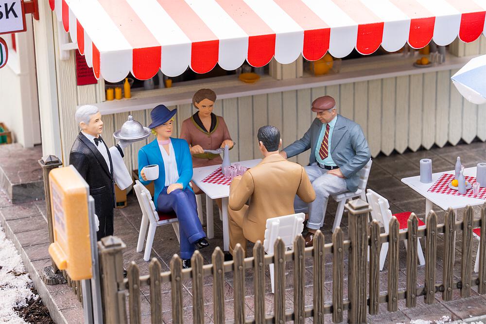 POLA Art. Nr. 331531 - sitzende Restaurantg�ste - vier sitzende Personen und ein Kellner stehend 