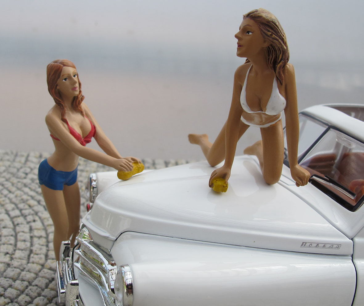 Figuren von American Diorama: Hier die "Car Wash Girls". Die bringen auch die Autos auf der Gartenbahn wieder auf Hochglanz.