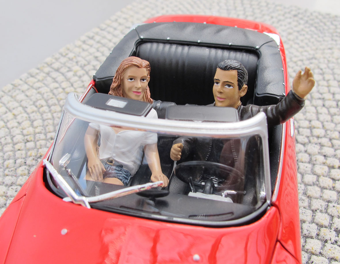 Sitzende Figuren - nicht nur für die schicken Cabrios, sondern auch passend zu den Reisezugwagen der Gartenbahn.