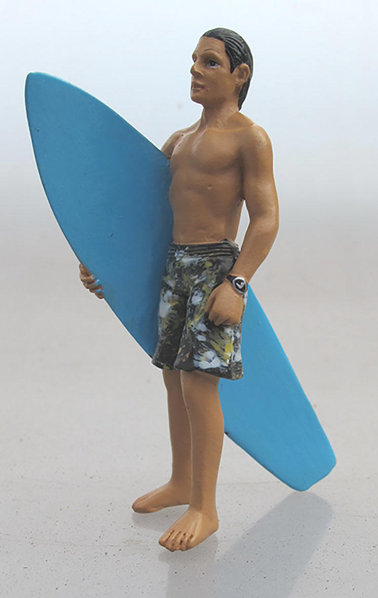 Surfer mit Wellenbrett, Bermuda Shorts und einer Uhr am Handgelenk wird auch am Eisbach in München im Sommer gesehen.