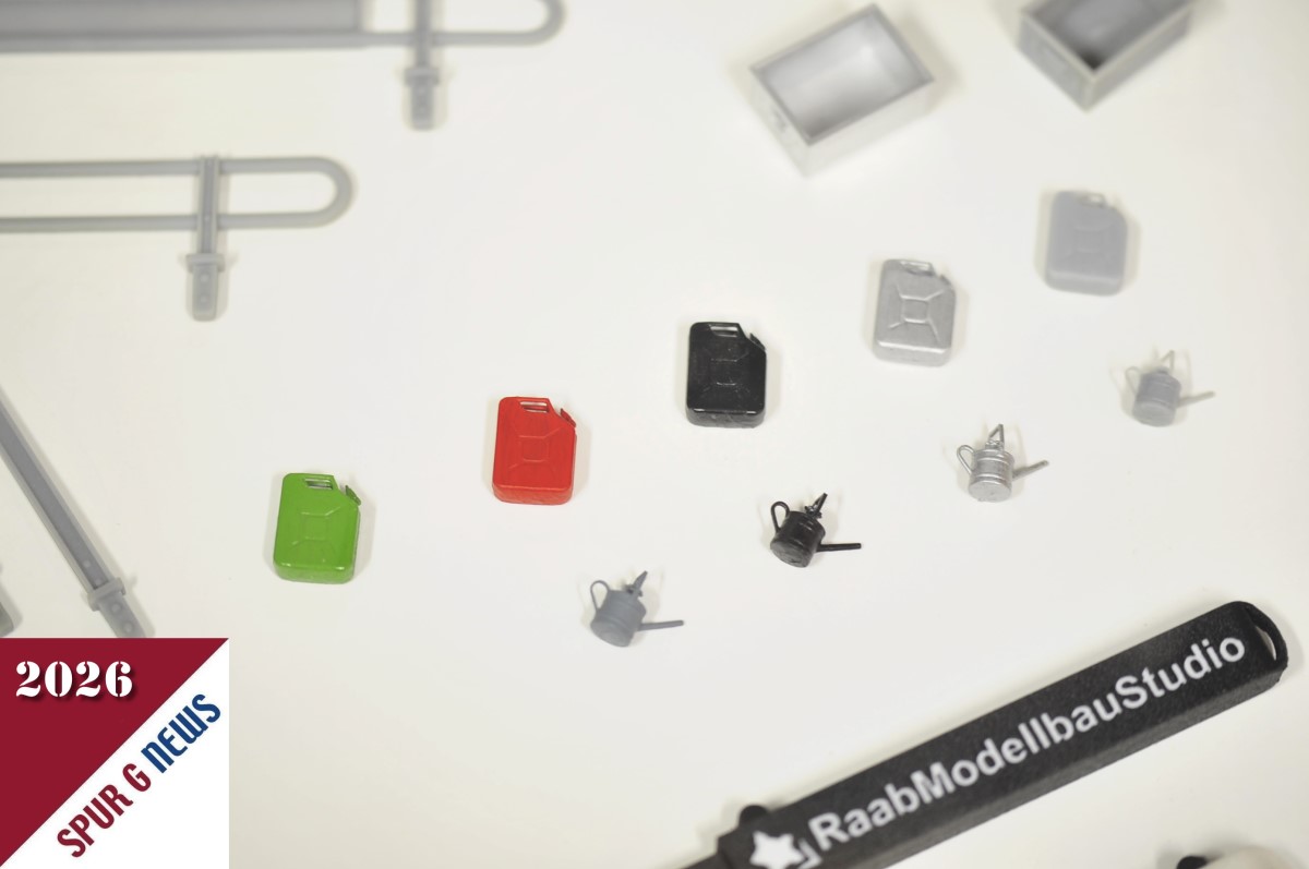 In der Auslage im RaabModellbauStudio sind neben den Seitengittern der LGB Autotransporter, noch Rungen, kleine Kisten sowie Kanister und �lkannen in verschiedenen Farben aus eigener 3D Druckherstellung zu sehen. 