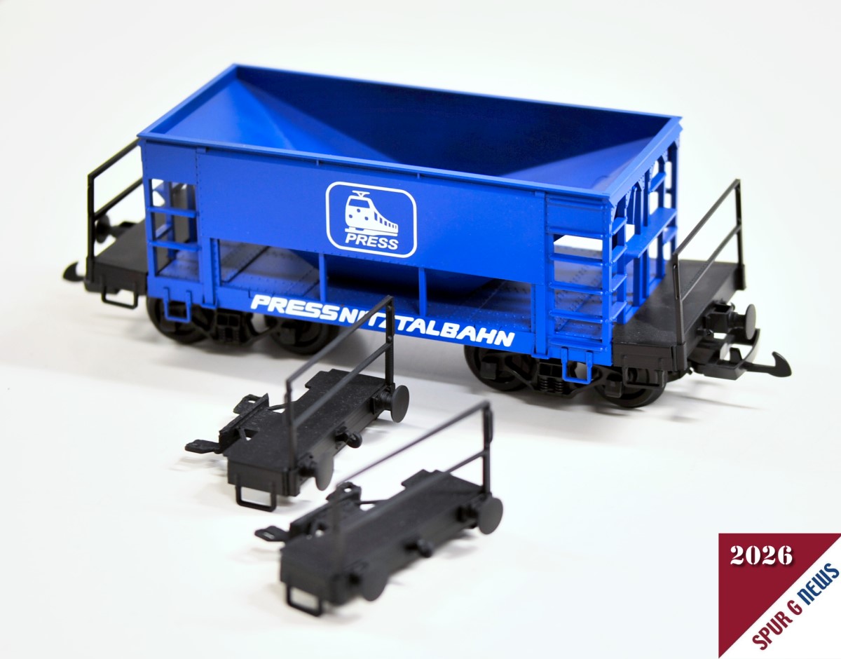 Wer Regelspur oder Schmalspur f�hrt kann sich den kleinen 4achsigen HooperCar mit B�hnen aus dem RaabModellbauStudio vorbildgerecht ausstatten. Hier ist ein Umbau mit Umlackierung f�r die Pressnitztalbahn vorgenommen worden. Die Schriftz�ge sind feine Aufkleber die extra erstellt wurden. 