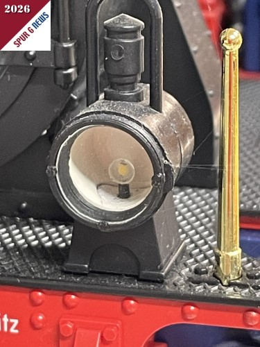 Im RaabModellbauStudio werden Loks umgebaut und verfeinert. Hier haben die "Raaben" einen Lampenring f�r die LGB Laterne gedruckt der die Halterungen des Glases zeigt. Auch das Lampenglas wurde als Klarglas gelasert. Highlight f�r die Ausstattung ist die LED Lampe im inneren. Hier wurde auf eine MiniflachLED noch ein kleines Glas aufgebracht. 