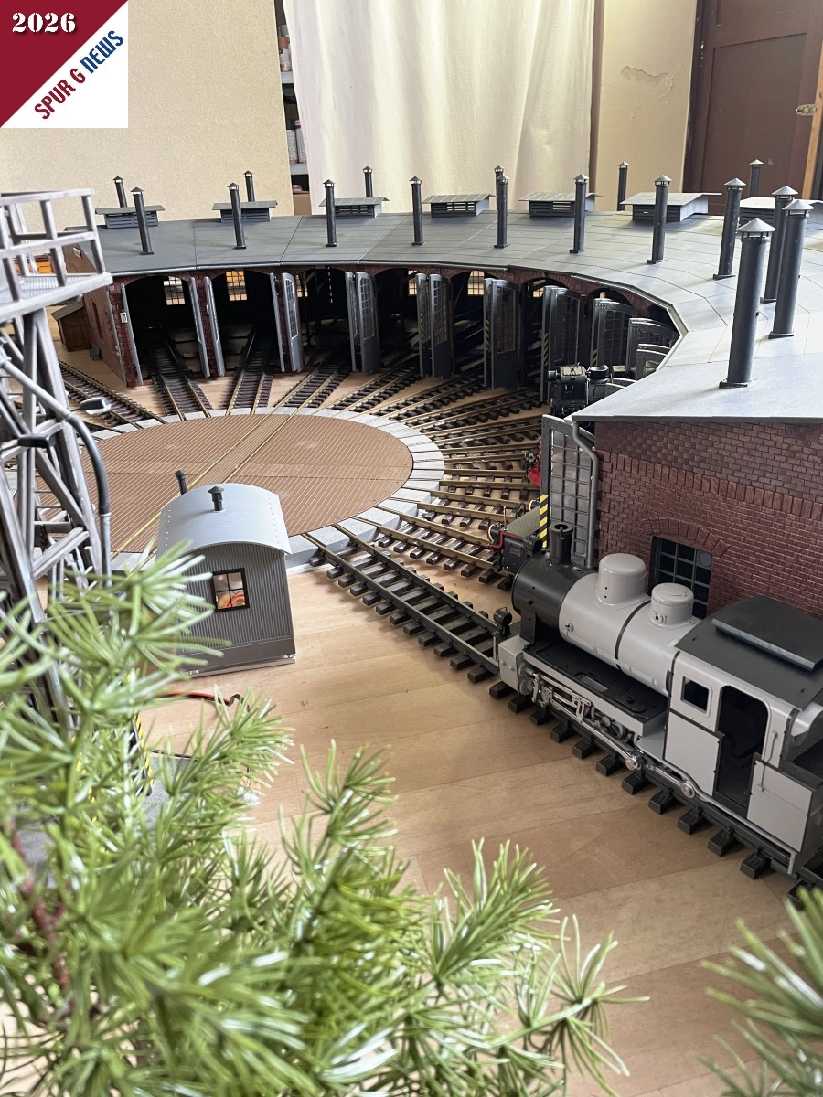 Imposant zeigte sich der 12st�ndige Ringlokschuppen beim ANDAMPFEN im RaabModellbauStudio in Kronach. Vorgebaut ist die neue POLA Drehscheibe mit der Elektronik von MD Dege. Fast Kurzschlussfest gehen gro�e Loks auf die Drehscheibe. Kleiner Trick: Beim Anschluss der Gleise ist auf die Polarisierung zu achten. Die Gleise gegen�ber sollen immer Plus und Minus in einer Reihe zeigen. Dann klappt es gut mit dem Kehrschleifenmodul. 