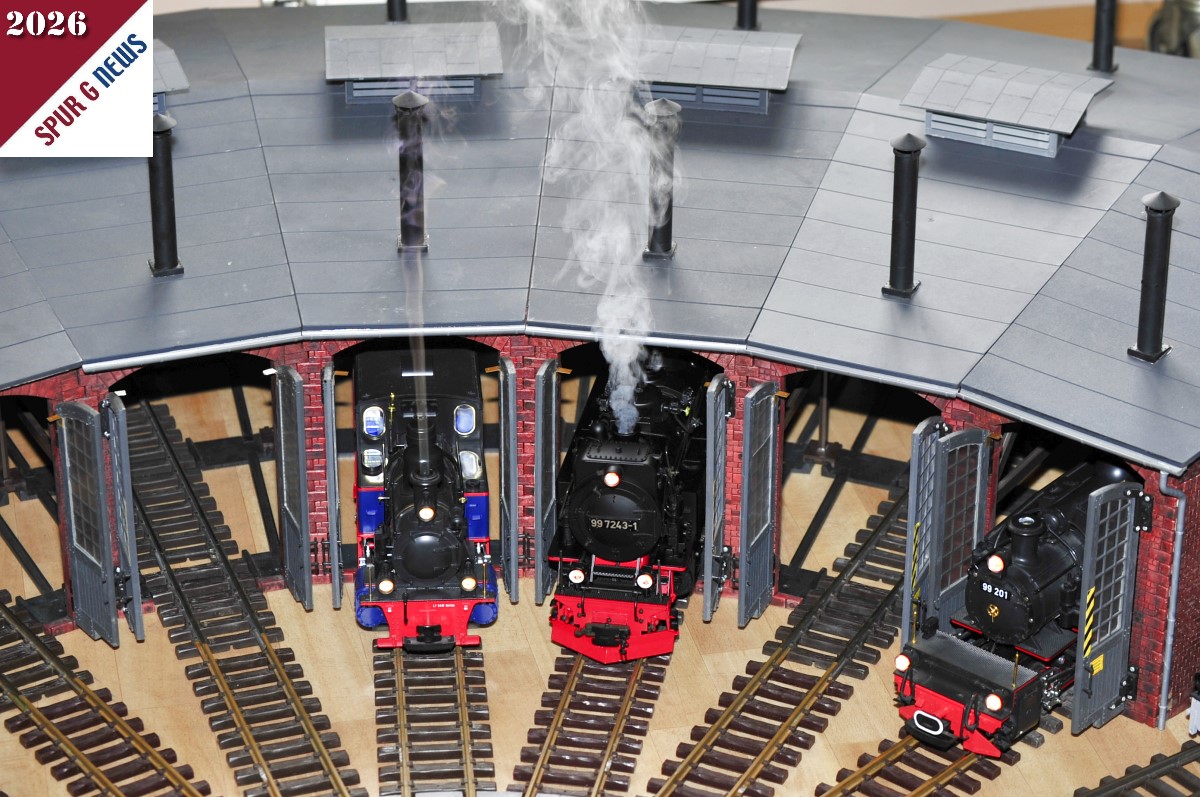 Richtig Dampf abgelassen haben die Lokomotiven im Ringlokschuppen im RaabModellbauStudio Raab. Der ganze Lokschuppen nimmt mit den 12 St�nden ca. 9qm Grundfl�che ein. Sogar der Abzug der Kamine funktioniert gut. 