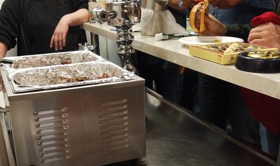 Zur Verkstigung gab es von Familie Meyer wieder etwas Warmes an dem frhlingshaften Oktober Tag.  Zwischen vier verschiedenen Sorten Leberkse (Chilli, Zwiebeln, Paprika und mit Kse gefllt) konnten die Besucher dies auf leckeren rschen Brtchen mit oder ohne Senf genieen. Dazu wurden Kaffee, Stauder Pils oder alkoholfreie Getrnke gereicht. 