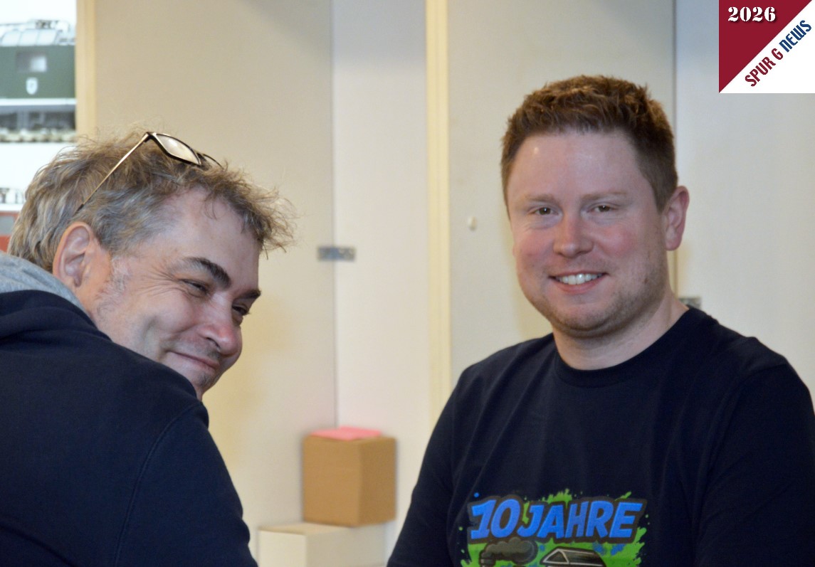 Christian Fesl hatte beim Fest im Oktober im Modellbahn-Atelier Renken gen�gend Zur�stteile f�r die Gartenbahnen dabei. Im Bild ist auch die bereits fertig gestellte Inneneinrichtung f�r den LGB Clubwagen "RhB Funkmesswagen" sichtbar und konnte gleich mitgenommen werden. 