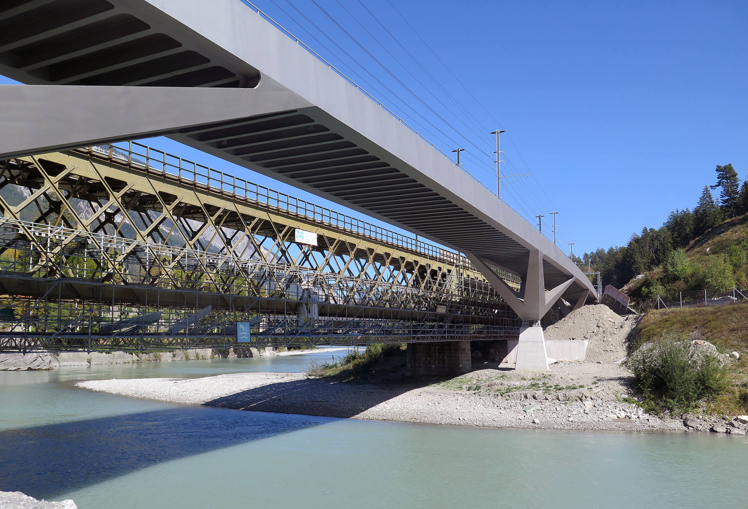 Seit ber 100 Jahren vereinen sich die Albulalinie und die Surselvalinie der Rhtischen Bahn (RhB) im Raum Reichenau-Tamins auf der feingliedrigen Hinterrheinbrcke. Das knftige Angebotskonzept erfordert eine zweispurige Trassierung. Nachdem die Sora Giuvna im Herbst 2015 als Siegerprojekt aus einem internationalen Ingenieurwettbewerb hervorging und am 29. Mai 2017 der Spatenstich erfolgte, wurde die neue Hinterrheinbrcke in Reichenau heute Donnerstag, 18. Oktober 2018, mit einer Belastungsprobe offiziell eingeweiht.