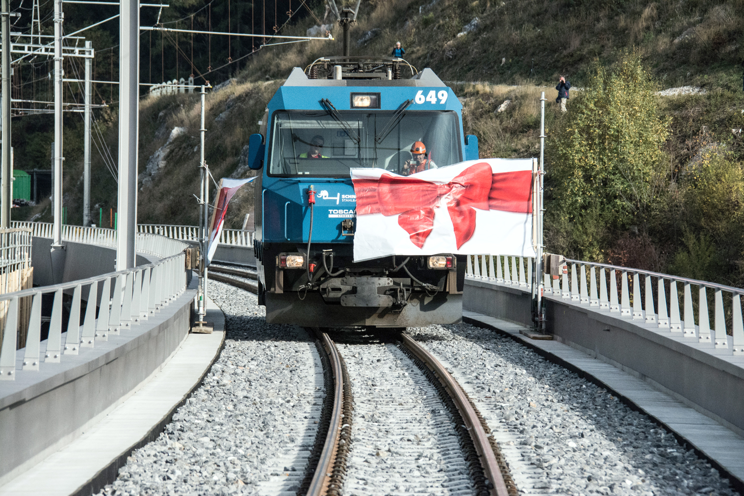 Das Brckenbauwerk mit drei Brckenlagern ist auf Seite Reichenau eine Spezialkonstruktion. Das Randfeld berquert die A13 stark schiefwinklig und hat deshalb eine Lnge von 46 Metern. Hinzu kommt, dass sich die Brcke in einer leichten Kurve ber den Rhein schwingt. Dieser Abschnitt war in technischer Hinsicht der anspruchsvollste Teil der gesamten Brckenkonstruktion sowohl in statischer Hinsicht als auch bei der Bauausfhrung. Um die statischen Berechnungen zu verifizieren, wird vor der Inbetriebnahme ein Belastungsversuch durchgefhrt. Im Gegensatz zu frher werden Belastungsversuche heute nur noch sehr selten und nur bei auergewhnlichen Konstruktionen durchgefhrt. Die RhB nutzt den Belastungsversuch mit der Lokomotive Ge 4/4 III 649 gleichzeitig als offizielle Einweihung fr die neue Brcke.