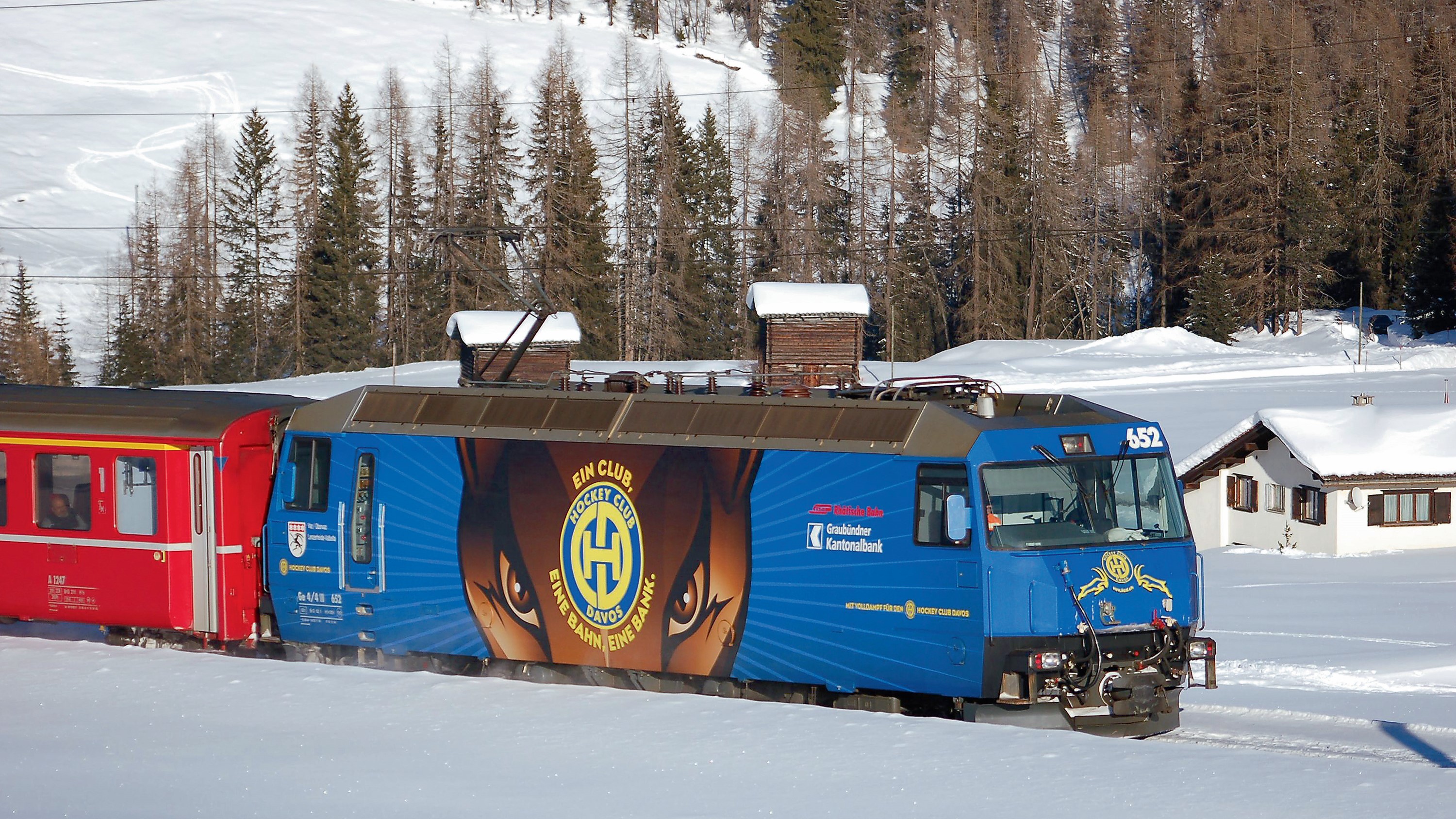 RhB Ge 4/4 III - Lok 652 - mit der Werbung fr den Eishokey Club HCDavos. 