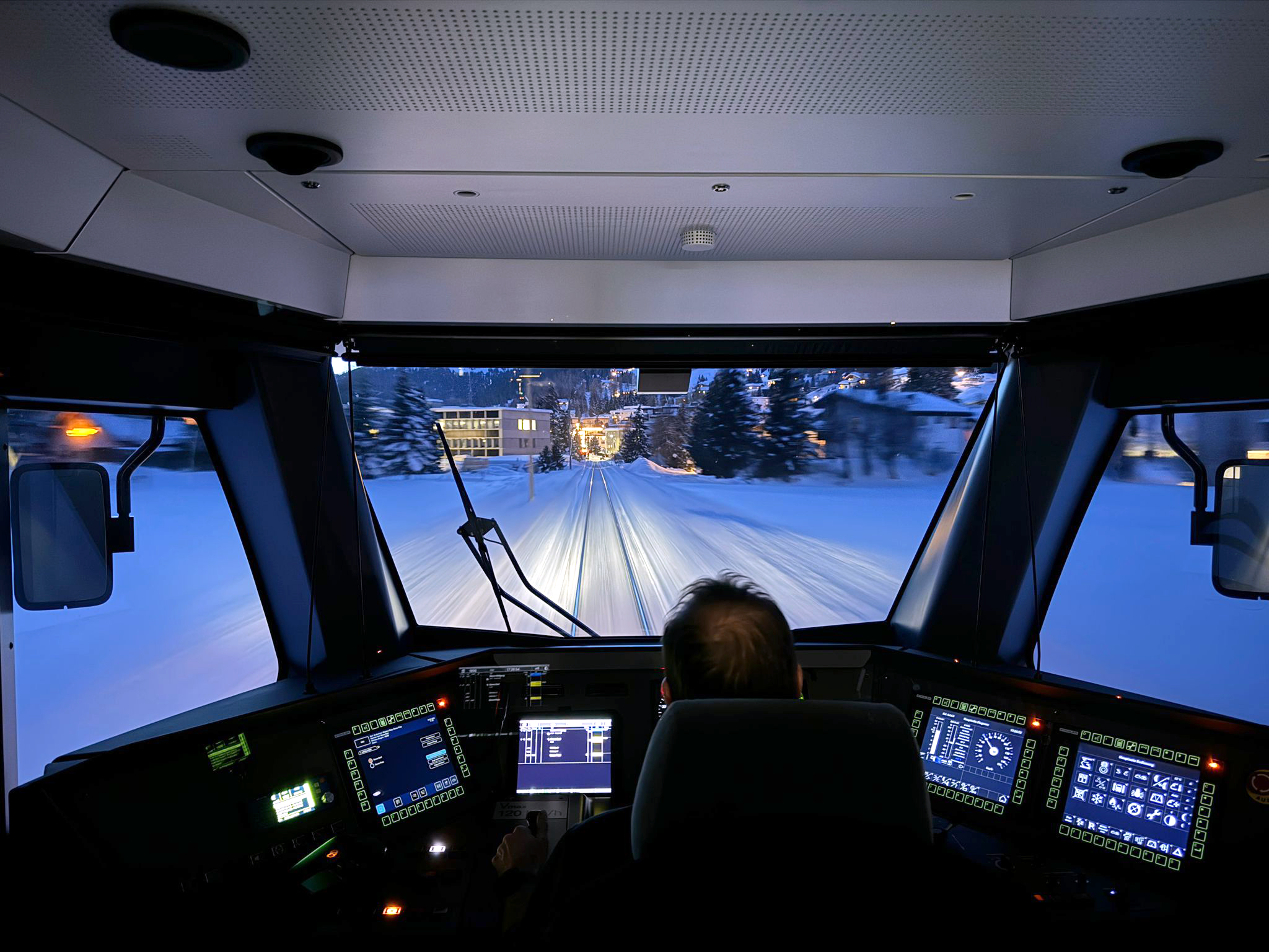 Hendrik foliert nicht nur ab sondern fhrt auch auf den schneebedeckten Strecken der RhB. Hier Filisur - Davos. Gre aus Davos .... die modernen Triebzge sind nun berall im Einsatz! 