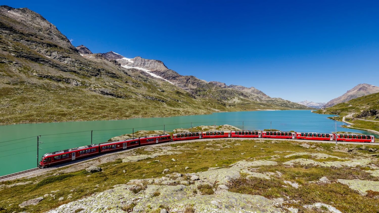 Bild von der RhB - Bernina Express am Lago Bianco. Bis 12.04.2024 eingestellt!  Rhtische Bahn 