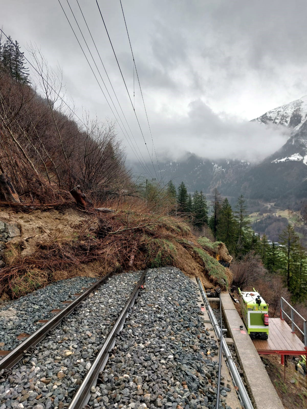 Bild der RhB vom Felssturz unterhalb Cadera. 