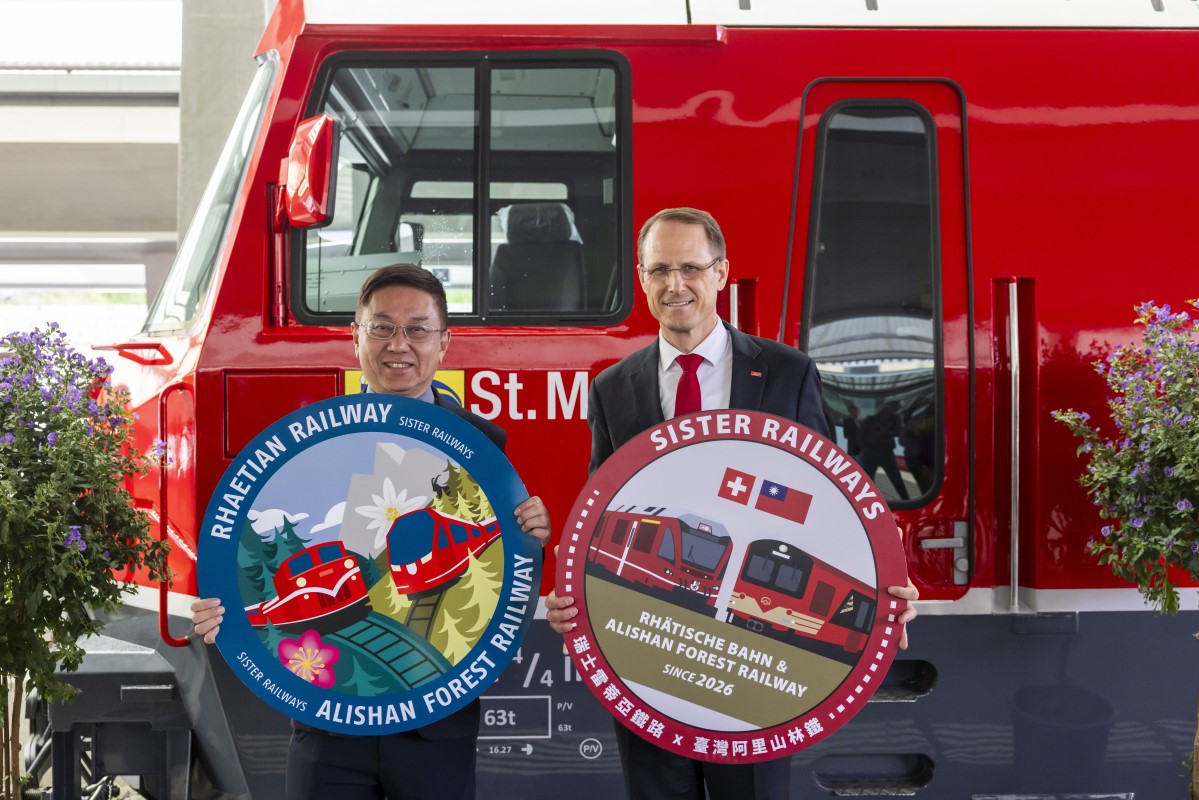 Nach der Urkundenunterzeichnung wurde zu Ehren der neuen Partnerschaft am Bahnhof St. Moritz die erneuerte Lokomotive Ge 4/4 III (BoBo III) 653 auf den Namen «St. Moritz» getauft. Als Taufpaten amteten der «General Director of Forestry and Nature Conservation Agency» Taiwans, Dr. Hwa-Ching Lin, und der St. Moritzer Gemeindepräsident Christian Jott Jenny (siehe Bild oben).