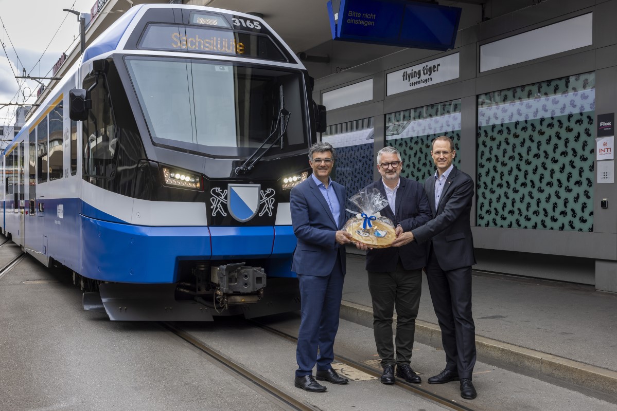 Einweihung des Capricorn 3165 im Rahmen des SÄCHSILÜÜTE in der Schweiz in der Lackierung einer Tram der VBZ - Verkehrsbetriebe Zürich. Personen v.l.n.r: Bündner Regierungsrat Marcus Caduff, VBZ-Direktor Martin Sturzenegger und Dr. Renato Fasciati - Direktor-RhB.