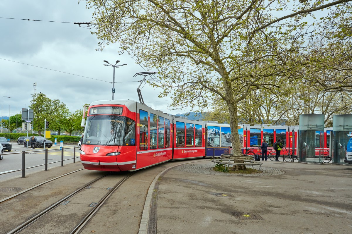 Die Tram der BVZ in Zürich am Bellevue im Kleid des RhB Capricorns mit einem besonderen Mittelwagen. Hier werden die Graubündner Berge durch Zürich publik gemacht.