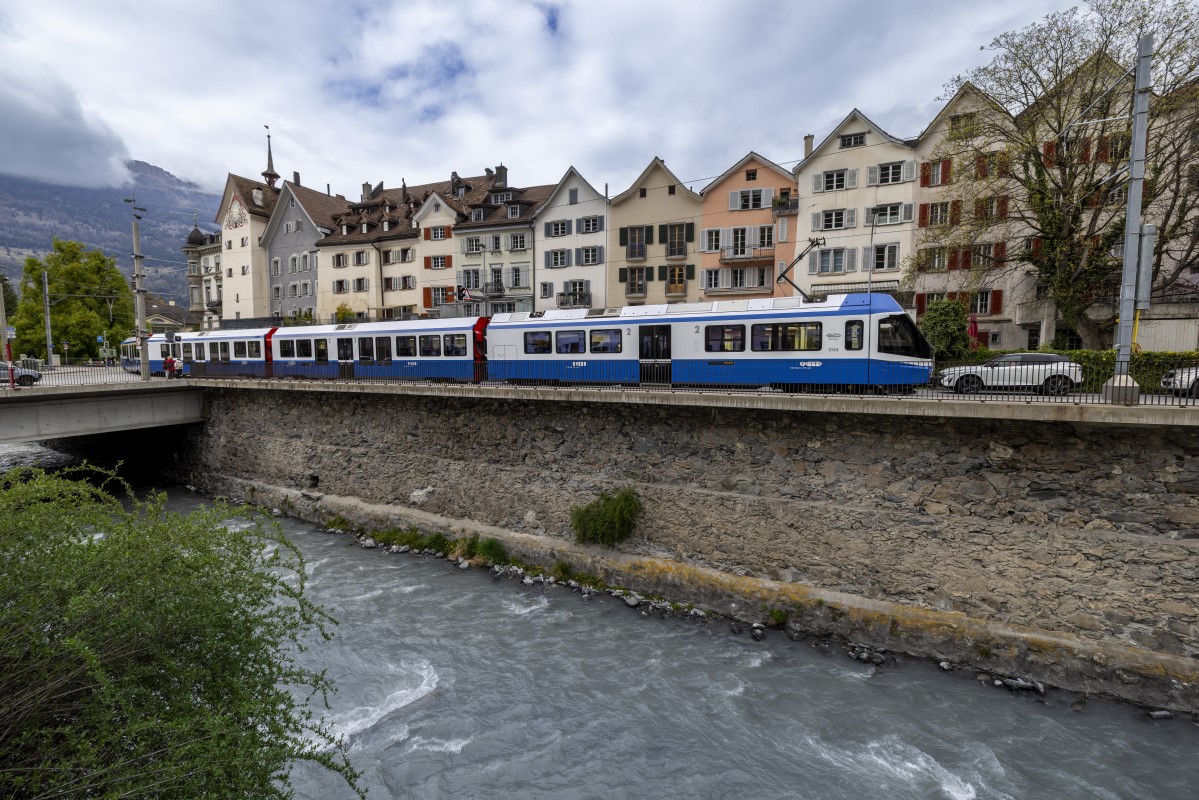 Der neue RhB Capricorn in der Lackierung der Straßenbahn von Zürich. Hier am Lindenquai in Chur.