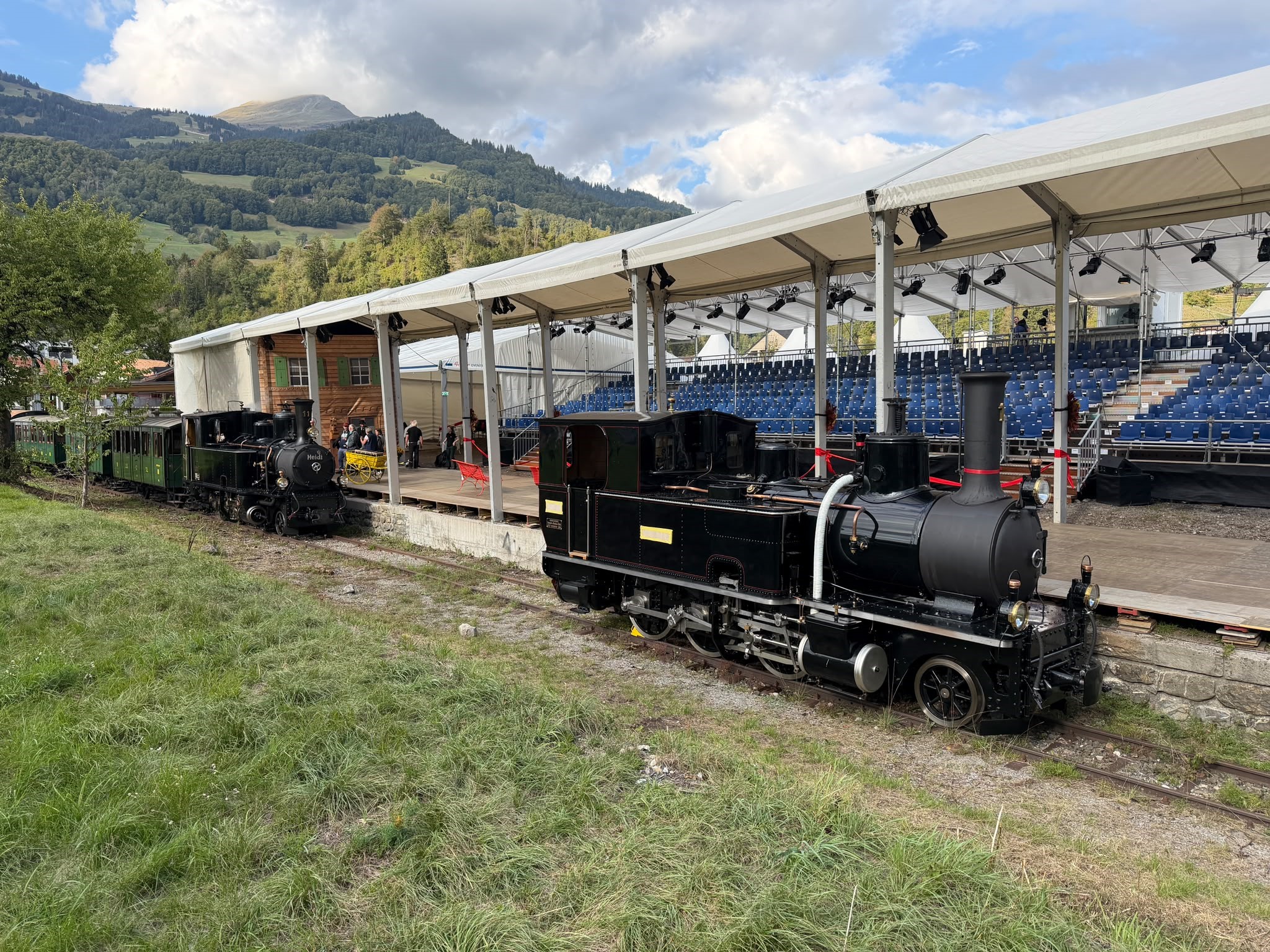 Die RHÆTIA (rechts im Bild) - noch mit abgeklebten Schildern - sowie die Dampflok Heidi mit dem Sondererzug vor der großen Operettenbühne in Schiers. Danke an Hendrik Hauschild für das Foto.