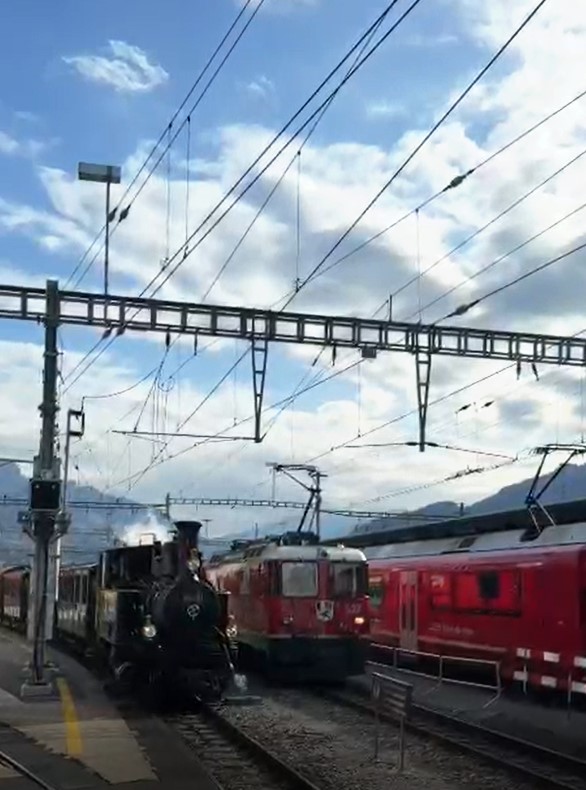 Mit einem historischen Sondezug - gezogen von der "Heidi" Dampflok ging es zum Festgelände und zur Operettenbühne nach Schiers.