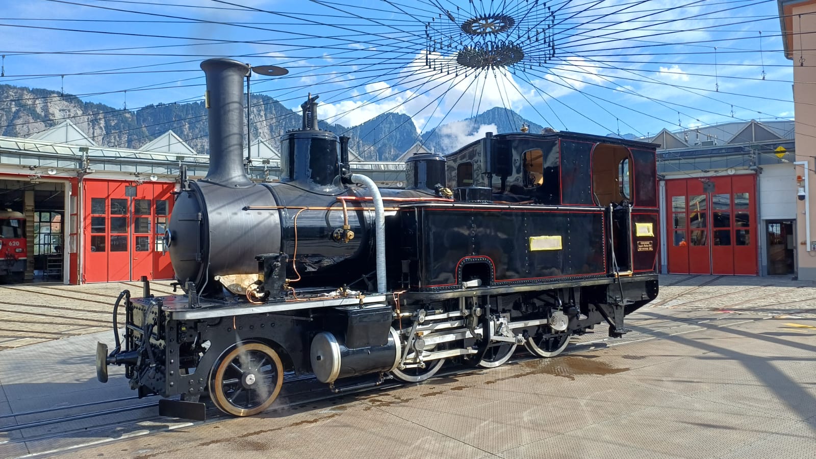 Nach zw�lf Jahren zum ersten Mal am Sonnenlicht. Lok 1 auf der Drehscheibe vom Depot Samedan (Club 1889)