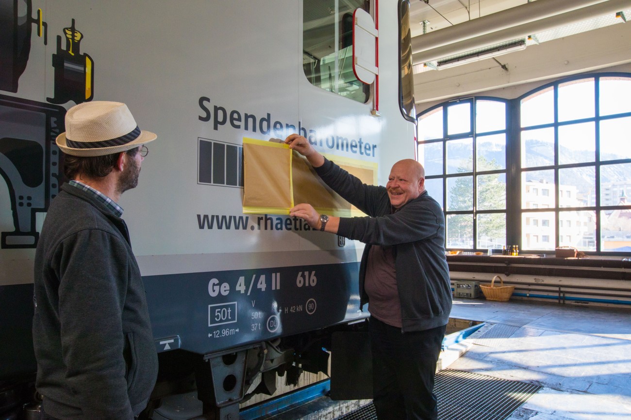 Enth�llung des Spendenstandes auf der RhB-Werbelok (Georg Tr�b)