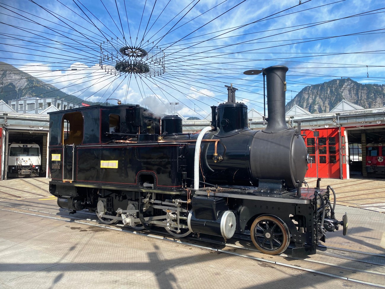 Nach zw�lf Jahren zum ersten Mal am Sonnenlicht. Lok 1 auf der Drehscheibe vom Depot Samedan (Club 1889)