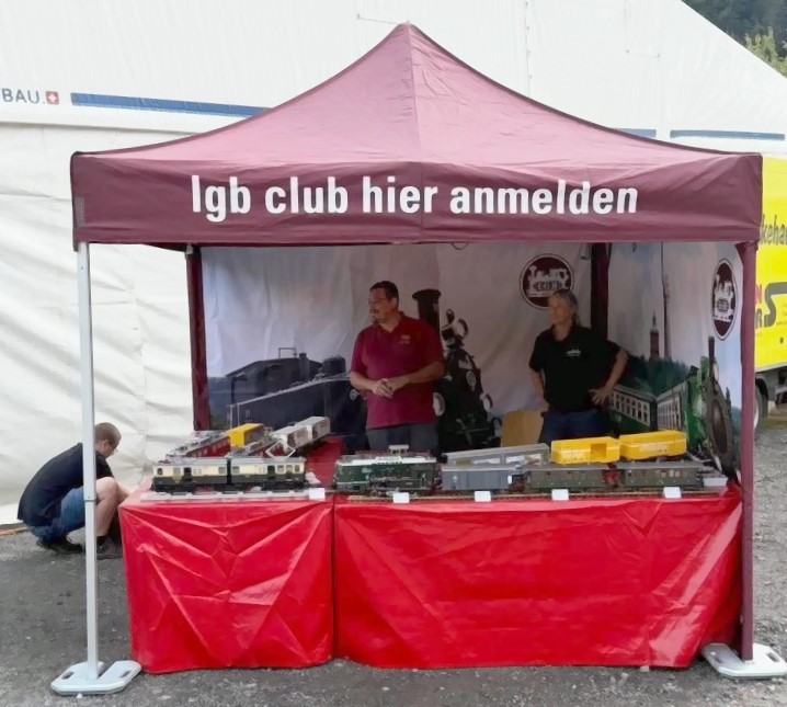 LGB mit Ausstellung der Neuheiten 2026. Produktmanager LGB - Daniel Kahler (mit rotem Shirt) - präsentiert die Lokomotiven und Wagen. Auch die Modell RHÆTIA LD1 war mit vor Ort.