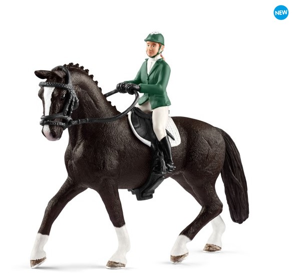 Schleich Artikelnummer: 42358, Die Springreiterin hat seit Langem einen ganz besonderen Traum: ein groes Turnier zu gewinnen. Dafr hat sie sich extra einen neuen Springsattel gekauft. Er ist lnger und breiter als andere Sttel und hat dicke Polster, damit die Reiterin bei der Landung guten Halt hat. So macht das Trainieren noch mehr Spa.