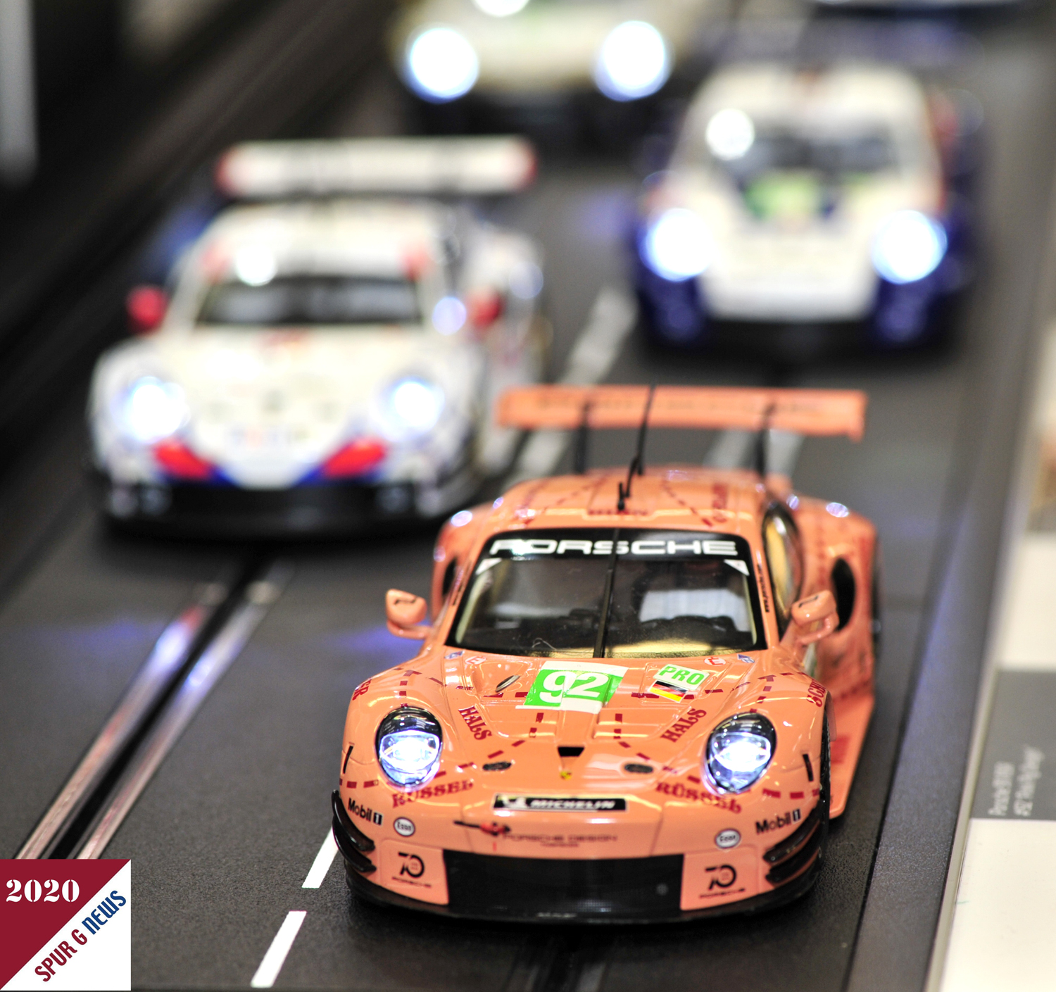 In der Halle 12.2, 2. Stock, ist Revell, Kunststoffbausatz und Carrera seit 2020 untergebracht. Beide haben Modelle im Maßstab 1:24 vorrätig. Die Stände sind nur nach vorheriger Terminvereinbarung für die Presse und Facheinkäufer geöffnet. Also haben wir uns im Vorfeld angemeldet. Bei Carrera gibt es ja die elektrische Rennbahn mit den Auto´s ja in verschiedenen Maßstäben. Auch in 1:24. Diese selbstfahrenden Auto´s sind jedoch nur was für den Innenbereich.
