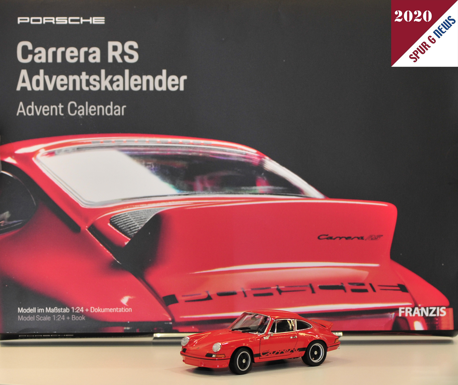 Auf unserem Messerundgang haben wir beim FRANZIS Verlag in der Halle 7 Stand D-59, diesen Adventskalender für 2020 gesehen. Davor steht ein Porsche RS in "knallrot" mit herrlichen Fuchsfelgen. Dieser wird in 24 einzelnen Teilen mit Autoteilen, Grundplatte, Sound und Hintergrund geliefert. Ähnliche Ausführungen gab es bereis in kleineren Maßstäben. Hier haben wir jedoch 1:24. Für 99 EUR wird der aber nicht im Garten bei der Modellbahn platziert. Auf der Innenanlage oder in einem Showroom steht der gut.