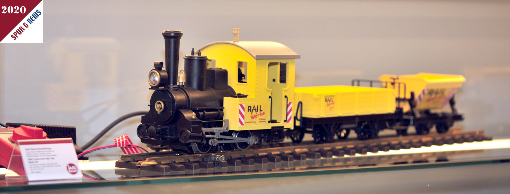 Als Neuheit von LGB wurde für den Einsteiger ein ZugSet (Art. Nr. 70503) mit Dampflok, zwei Güterwagen, Trafo, Regler und R1 Gleisrunde angekündigt. Hierzu gibt es noch eine Ergänzung (Art. Nr. 49500) mit Lorenwagen, Radlader - der bewegt die Schaufel per Knopfdruck, Figur und Straßenbauset.