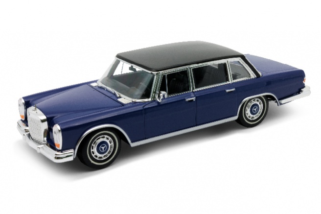 Neuheit 2024 - Der Mercedes-Benz 600 in Marineblau und schwarzem Dach aus dem Baujahr 1963. 