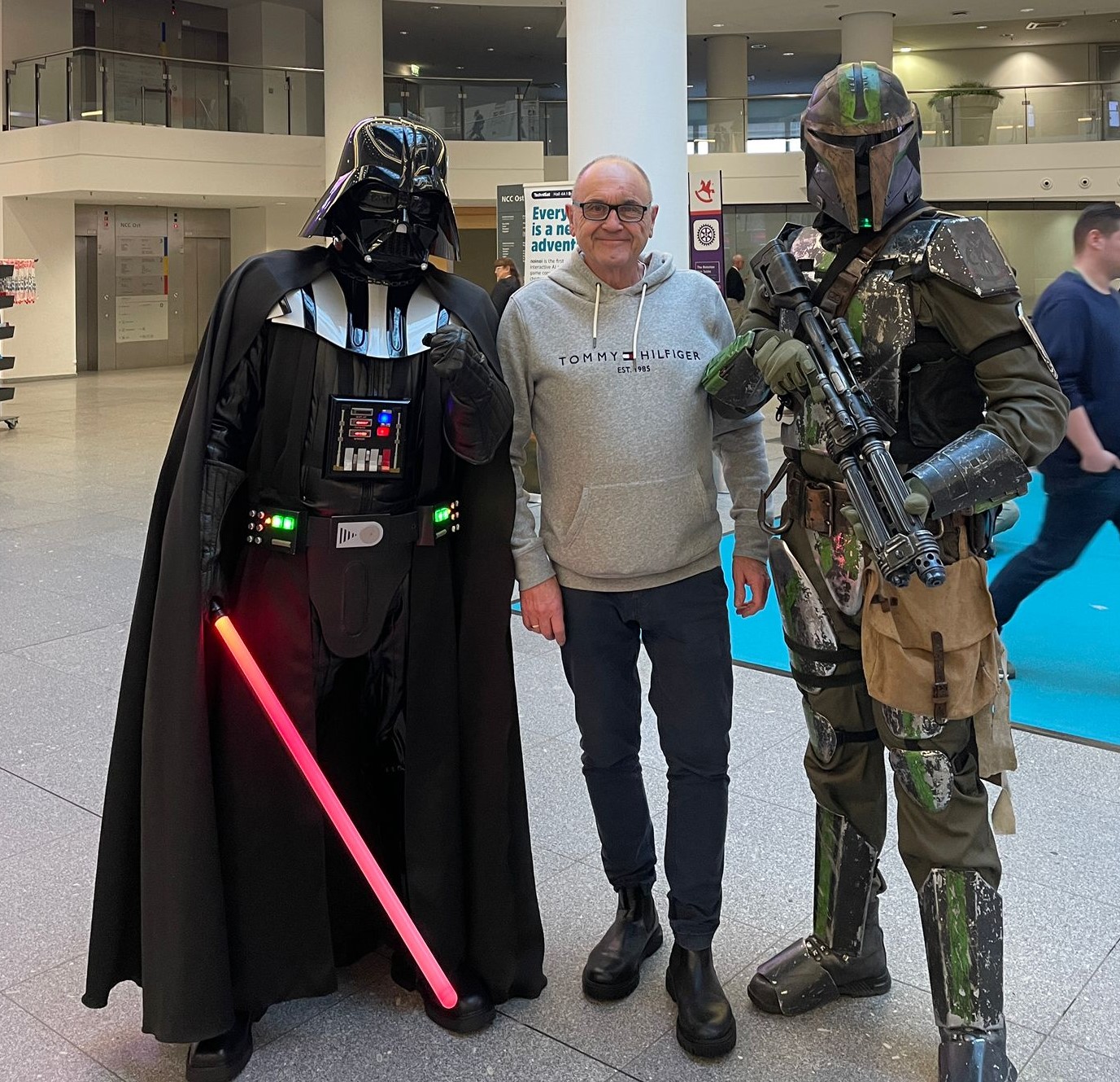 Zum Abschied vom ersten Tag der Messe. Gruppenbild mit Darth Vader - ich - und Forest Stormtrooper Camo. Die Figuren sind in Star Wars Filmen enthalten, ich jedoch nicht. Bis morgen zum zweiten Tag.