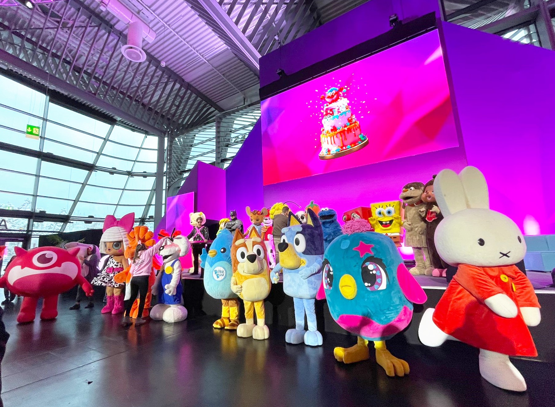 Die Walking Acts in Lebensgröße haben vor und auf der Bühne aufstellung genommen. Diesmal nicht von der Roltreppe im NCC zum Eingang sondern gleich in der großen Halle 3A im Messezentrum.