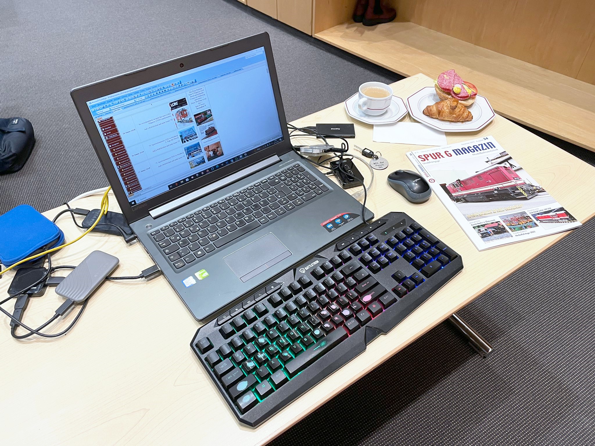 Bevor es in die Messehallen geht wurden die Berichtsseiten vorbereitet. Eine kleine St�rkung vor einem langen Messetag. 