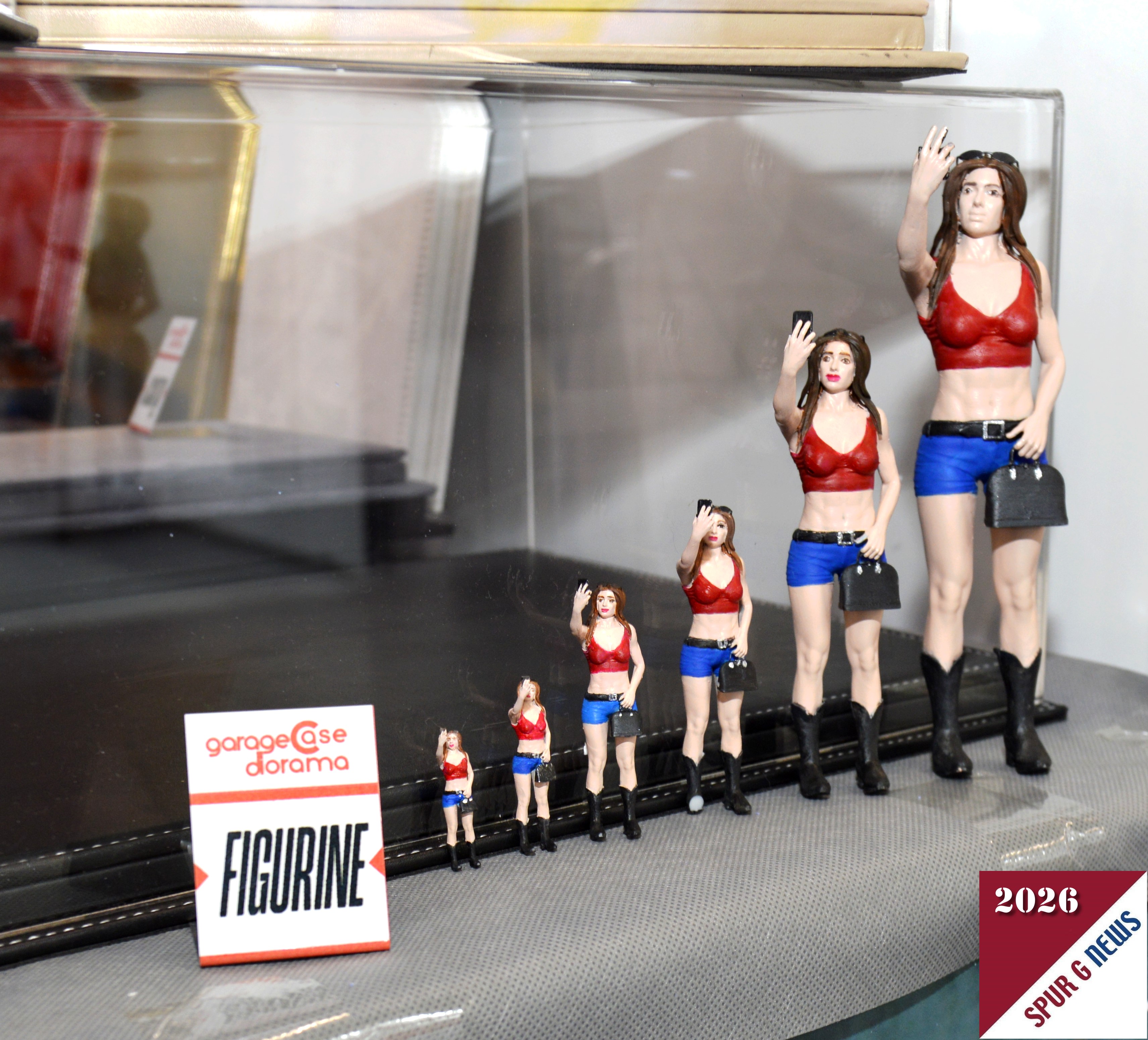 Vor den Plexiglashauben der Firma garage Case diorama waren die Figuren in verschiedenen Gr��en pr�sentiert. Somit habe ich nachgefragt.