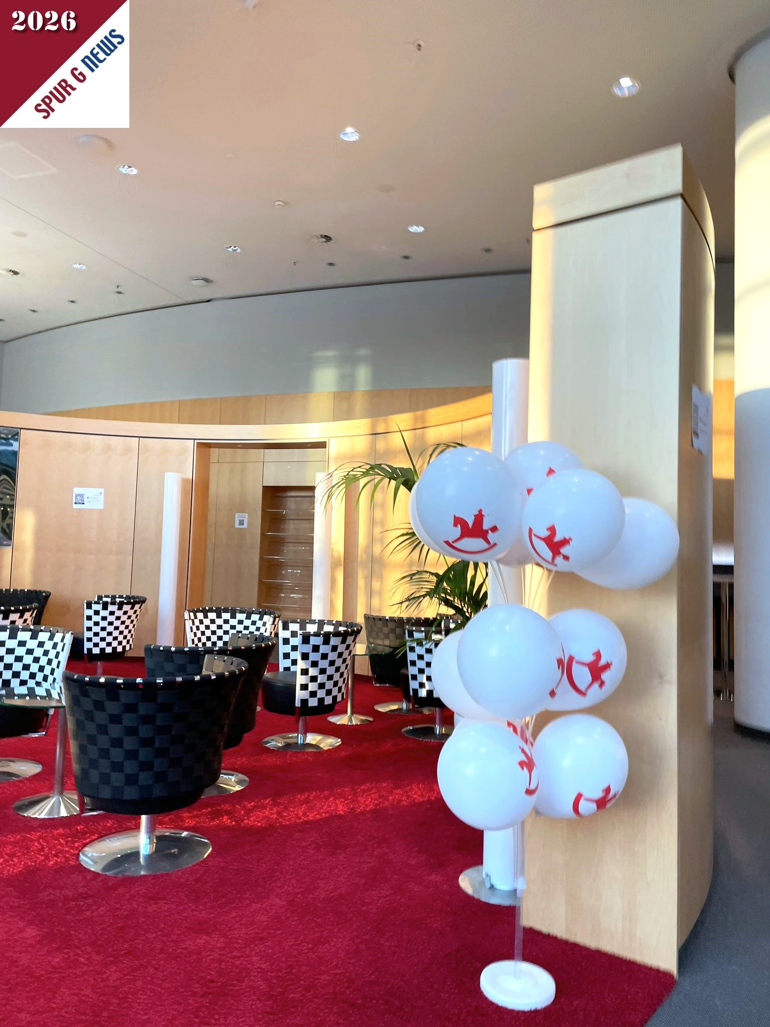 VIP Lounge im Pressecenter der Spielwarenmesse 2026. Auch hier gibt es das ber�hmte Spielzeugpferd auf einer Luftballoncollage. 