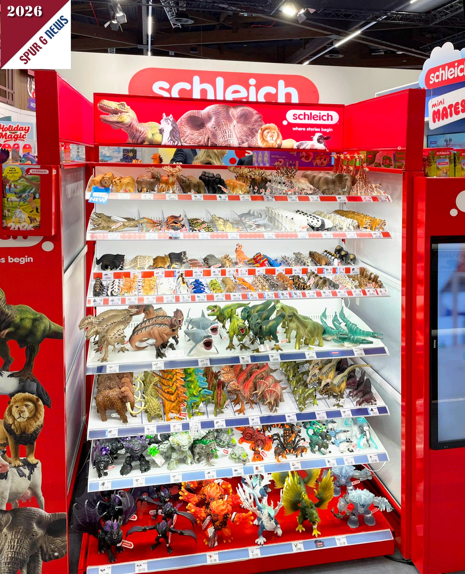 Der Messestand von "schleich" ist auch gut abgeschottet. Nur ein kleiner Einblick zur Harry Potter Ausstellung und ein Ausschnitt zum Verkaufsdisplay wird gew�hrt. Im Katalog, leider nur eine englische Ausgabe erhalten Als Neuheit f�r den Farmbereich gibt es zwei Ziegen, ein Alpaca, ein nordschwedisches Pferd in der Gartenbahngr��e. Ein Rothirsch aus den USA ist ebenfalls im Ma�stab als Neuheit abgebildet. Alle anderen Fabelwesen und Dinosaurier passen vom Thema nicht zur Gartenbahn.  