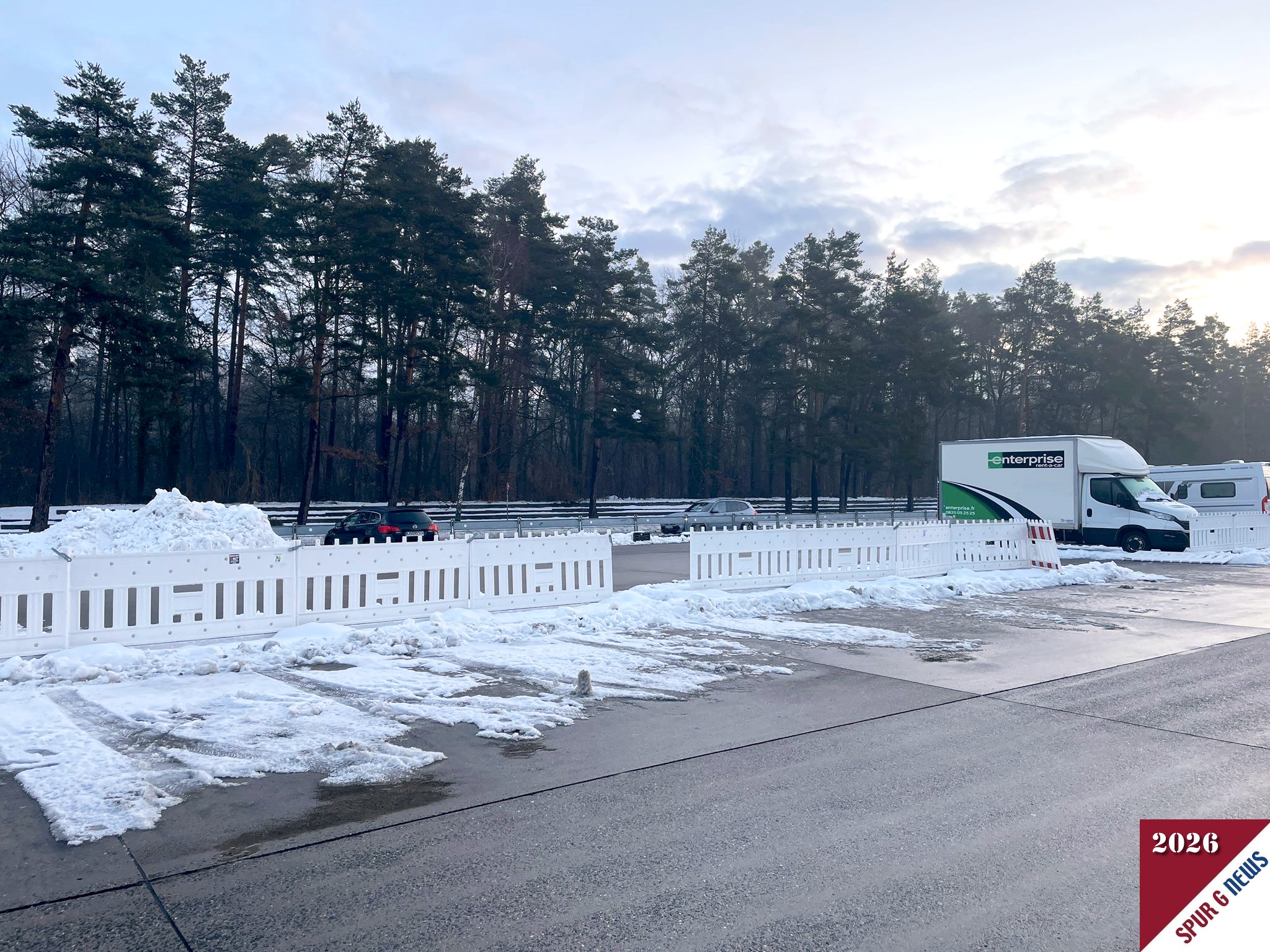 VIP und Presseparkplatz um kurz nach 08:00 Uhr. Leer - liegt heute nicht an der Witterung. So leer habe ich den Parkplatz um diese Zeit noch nicht gesehen. 